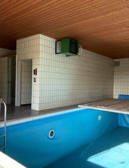 Zweifamilienhaus mit großzügigem Hallenanbau und eigenem Wellnessbereich - Wellendingen