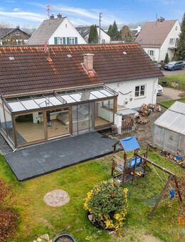 **ImmoSpace - Bungalow mit XXL-Wintergarten, lichtdurchflutetem Wohnkonzept und idyllischem Garten** - Horgau