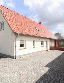 Ihr neues Zuhause: Charmante Doppelhaushälfte mit Garten, 4 Stellplätzen- einziehen und wohlfühlen - Tribsees