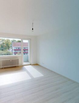 FRISCH SANIERT: Lichtdurchflutete 2-Zimmer-Wohnung mit BALKON und EBK - Neumünster