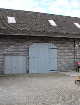 Nebengebäude für Gewerbe, Haus zum Wohnen - Schweighausen