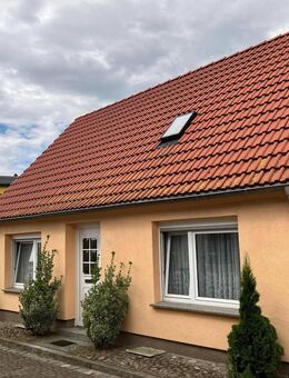 Reihenendhaus mit Garagen und Innenhof - Neukalen