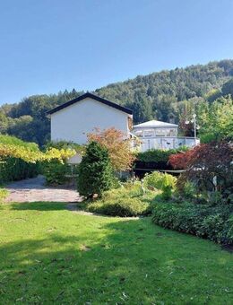 Freistehender Bungalow (Einliegerwohnung möglich) mit Gartenanlage, Fischteich,3 Garagen, in ruhiger und idyllischer Lage von St. Ingbert Reichenbrunn - Sankt Ingbert