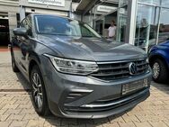 VW Tiguan, 2.0 TDI Life, Jahr 2021 - Frankfurt (Main)