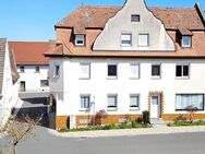 Vermietetes Mehrfamilienhaus mit Nebengebäude und Büro in Kohlberg - Kohlberg (Bayern)