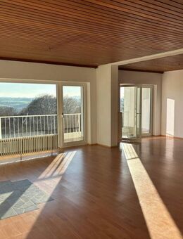 Hennef-Höhenlage: Große 3-Zi-Whg., einzigartige Waldrandlage, Balkon mit Fernblick, Kaminanschluss - Hennef (Sieg)