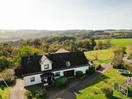 Landleben pur! Naturnahes Zweifamilienhaus mit grandioser Aussicht - Helmeroth