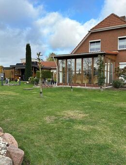 Top gepflegtes Einfamilienhaus mit Wintergarten, Kamin, 2 Garagen, Fernblick - Neverin