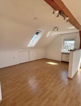 Eibach ! Chice, sehr helle 2-Zi.-DG-Whg., 52 m² mit Einbauküche, ohne Balkon - Nürnberg