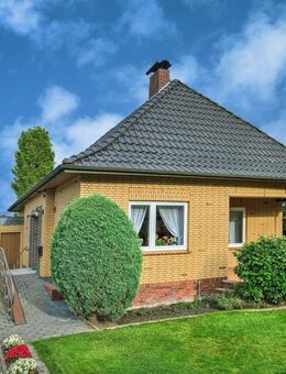 Schönes und ruhiges Wohnen mit Blick auf die Wiesen...sehr gepflegter Walmdachbungalow mit großer Garage u. Werkstattbereich in Oldenbrok-Mittelort... - Ovelgönne