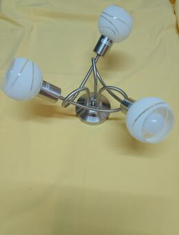 3 Flammige Deckenlampe mit 3 Stück 6,0 Watt E 14 Led Birnen. - Moers