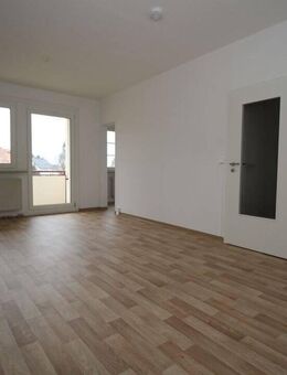 **Renovierte 2-Zimmer-Wohnung im Erdgeschoss / Hochparterre zu vermieten** - Rosenbach (Vogtland)