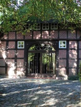 Ein idyllisches Fachwerkhaus, umgeben von prächtigen Bäumen in einer malerischen, ländlichen Umgebung! - Ganderkesee