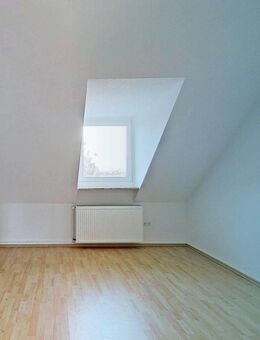 Tolle 2-Zimmer-Dachgeschosswohnung mit großer Wohnküche und modernem Wannenbad - Bielefeld