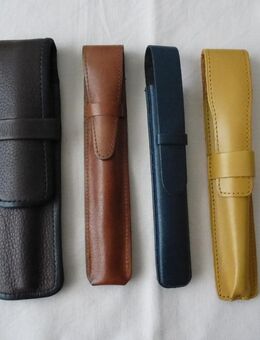 LEDER Etui für Schreibgeräte *NEU* 4 ECHT-Leder Etuis mit Lasche zum Schliessen. Farben: 3 x verschiedene Braun-Töne, 1 x Blau-Grau. Einzeln oder Sonder-Preis ab 2 Stück. Stiftetui, Fülleretui, Kugelschreiberetui, Tintenrolleretui. LADEN-NEU - Bad Oeynhausen