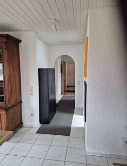 Ab 01.12.2025 WOHNEN AUF ZEIT all inklusiv Großzügige 2 Zimmer Wohnung, Küche, Bad, 2 KFZ Stellplätze - Singen (Hohentwiel)