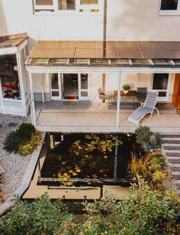 Townhouse-Feeling durch exklusiven, separaten Zugang + Großzügige Gartenresidenz in Toplage - Gräfelfing