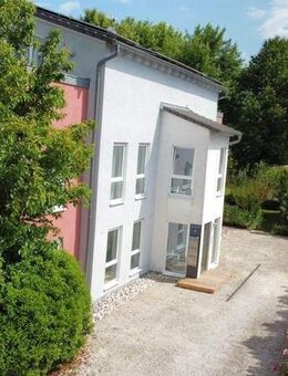 Flexibel nutzbares Gewerbeobjekt mit Halle, Büros, Penthauswohnung und Platz für Erweiterungen - Eppingen