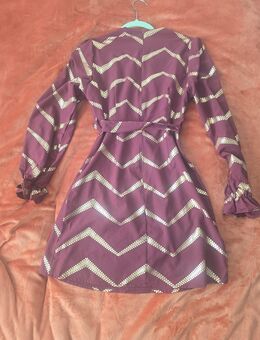 Elegantes Minikleid von SHEIN – Weinrot mit Gold-Zickzack-Muster - Rosenfeld