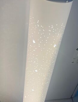 Stehlampe modern – LED Säulenlampe mit Sternenmuster – Weiß / Chrom – 100 cm - Krefeld