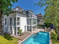 Exklusive Familien-Villa in stylischer Ästhetik mit Lift, Spa-Bereich und Outdoor-Pool - München