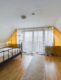 Zweifamilienhaus mit Platz für Ideen - groß, vielseitig, in bester Lage. - Roßtal