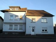 MFH Königswinter-Thomasberg 4 Wohnungen 317m² WFL+7 Garagen 824m² Grundstück 27336 EUR p.a.+NK - Königswinter