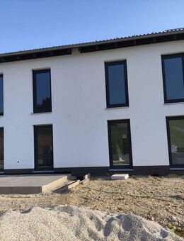 Moderne Doppelhaushälfte in Eichendorf – KfW40 Neubau zur Vermietung - Eichendorf