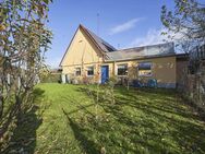 Großes Zweifamilienhaus mit Einliegerwohnung, Garagen, Hof und Garten in 79211 Denzlingen - Denzlingen