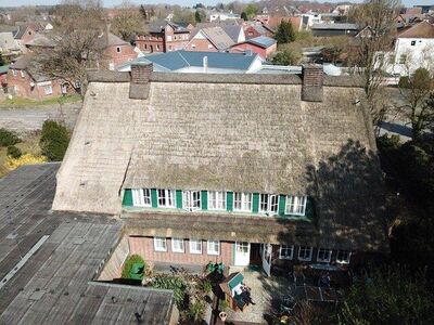 Imposantes Reetdachanwesen mit großzügigem Praxisanbau in 24594 Hohenwestedt