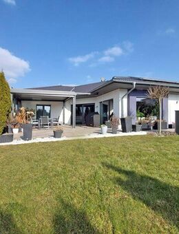 Eleganz trifft Effizienz: KfW40-Bungalow mit Einliegerwohnung! - Falkenberg (Regierungsbezirk Niederbayern)