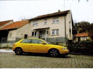 Zwangsversteigerung: Einfamilienhaus mit Garage, großem Grundstück und Grünland in Rauhenebrach (Bayern) - Rauhenebrach