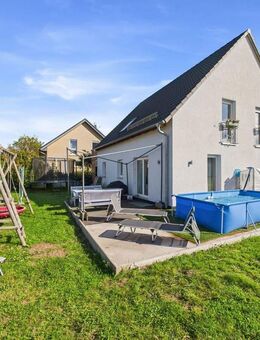 Familientraum mit Energieeffizienzklasse A+. 6 Zi., PV-Anlage, Terrasse, EBK, TLB, 2 SP, Home Office - Wüstenrot
