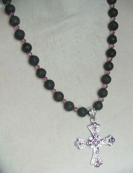 Longkette mit einen eingefassten Kreuz sowie den Lava und Kristallperlen - Stemmen