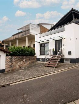 Stilvoll modernisiertes Einfamilienhaus mit Design-Küche, Garten und Doppelgarage - Obermoschel