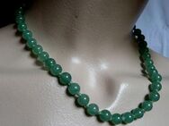 Schlichte grüne Perlenhalskette, zeitlos gearbeitet - Niederfischbach