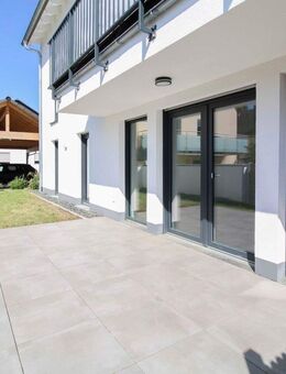 Moderne, barrierefreie Erdgeschosswohnung mit Terrasse, WP & 2 Carports - Neubauqualität in Goldbach - Goldbach (Bayern)