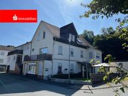 Einfamilienhaus mit Garten und drei Garagen! - Dillenburg