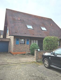 Massives freistehendes Einfamilienhaus mit Schwimmbad u. Garage - Bornheim (Nordrhein-Westfalen)