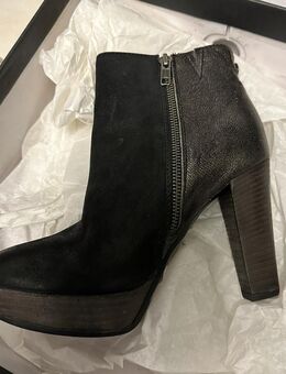 Verschenke verschiedene Pumps und Stiefel - Pirmasens