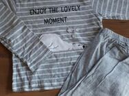 Kinderkleidung: Süßer Schlafanzug mit Eisbär, lang, Zweiteiler, grau, weiß, 104 - Eichstätt