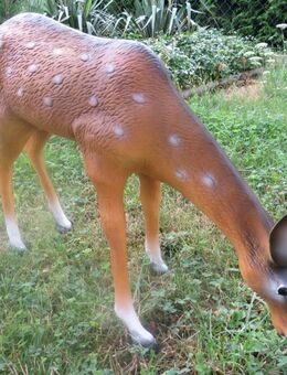 Dekofigur Reh Jungtier fressend Gartendeko Tierfigur - Hergisdorf