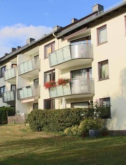 Käufer provisionsfrei. St. Magnus: Vermietete 4-Zimmer-Wohnung mit Loggia - Bremen