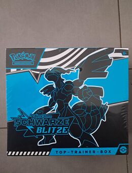 Pokémon-Sammelkartenspiel: Top-Trainer-Box Karmesin & Purpur – Schwarze Blitze: Zekrom (1 Vollbild-Promokarte mit Voltolos, 9 Boosterpacks & Premium-Zubehör) - Lienen