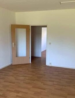 Senioren willkommen: 3-Raumwohnung mit Fahrstuhl, ebenerdigem Eingang und Dusche - Leipzig