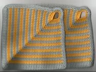 (T133) Topflappen oder Untersetzer ca. 19 x 19 cm gehäkelt 100% Baumwolle Handarbeit grau mit gelben Streifen in 06449