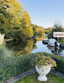 IMMOBERLIN.DE - Toplage – Wassergrundstück! Schöner kleiner Bungalow mit Südgarten, Bootssteg & Garage - Ketzin (Havel)