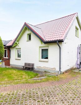 Bahnhofsnah! Mit Keller, Einbauküche, Rollladen, Pool, Garage, Carport: Einfamilienhaus in Marzahn - Berlin