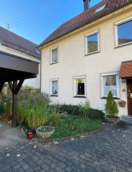 Charmante Doppelhaushälfte mit Garage und Carport in zentraler Lage! - Bad Urach