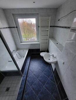 4-RW - Perfekt für Familie oder Studenten-WG - Balkon - Aufzug - Bad mit Dusche -ab sofort! - Magdeburg